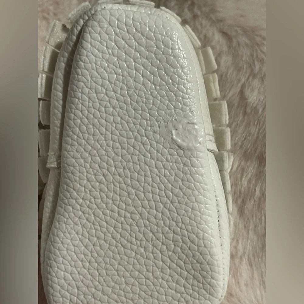 White Baby Moccasins with Bow - Picture 11 of 13